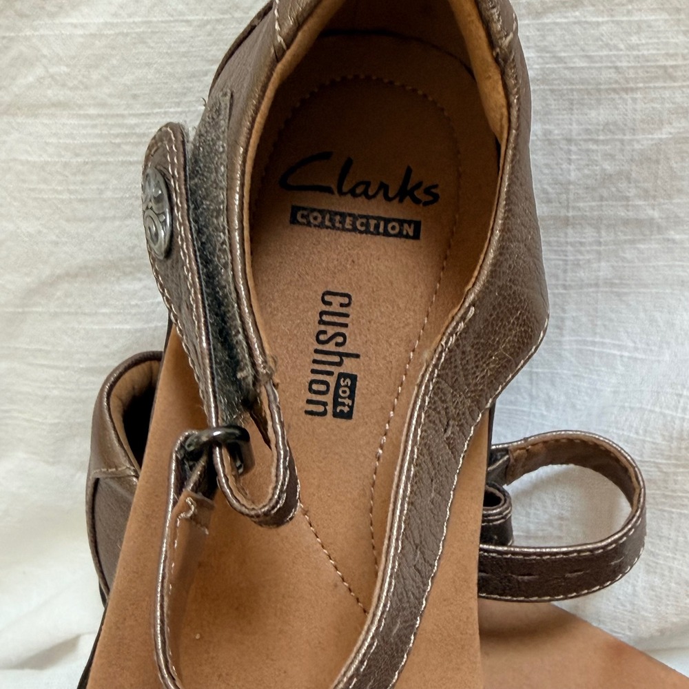 Clarks Mary Jane Wedge 8W Bronze Leather Perforated Cushion Soft 26128076 - Picture 2 of 15